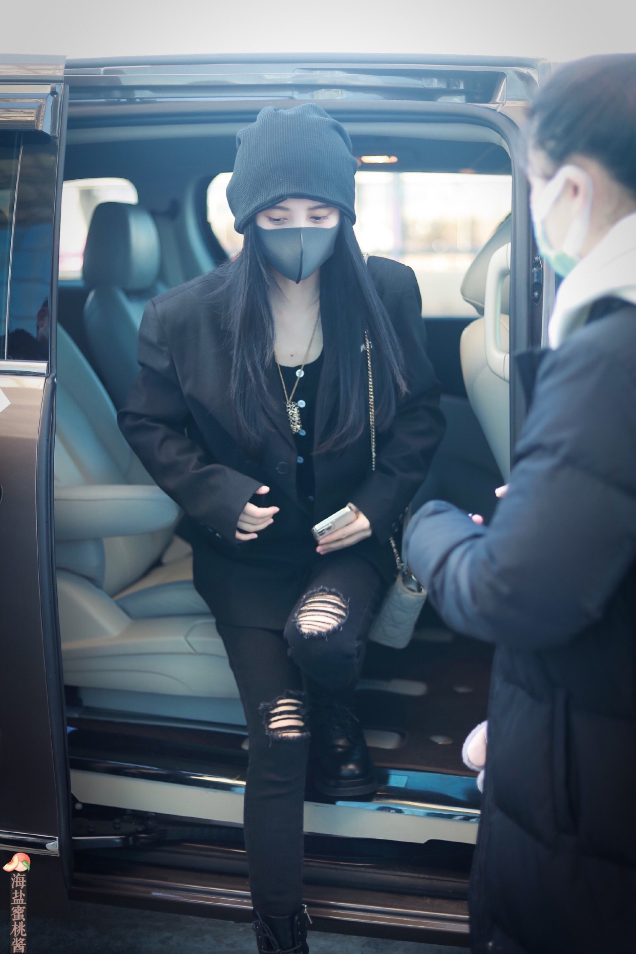 鞠婧祎机场街拍分享,戴着口罩露出漂亮大眼睛,楚楚动人