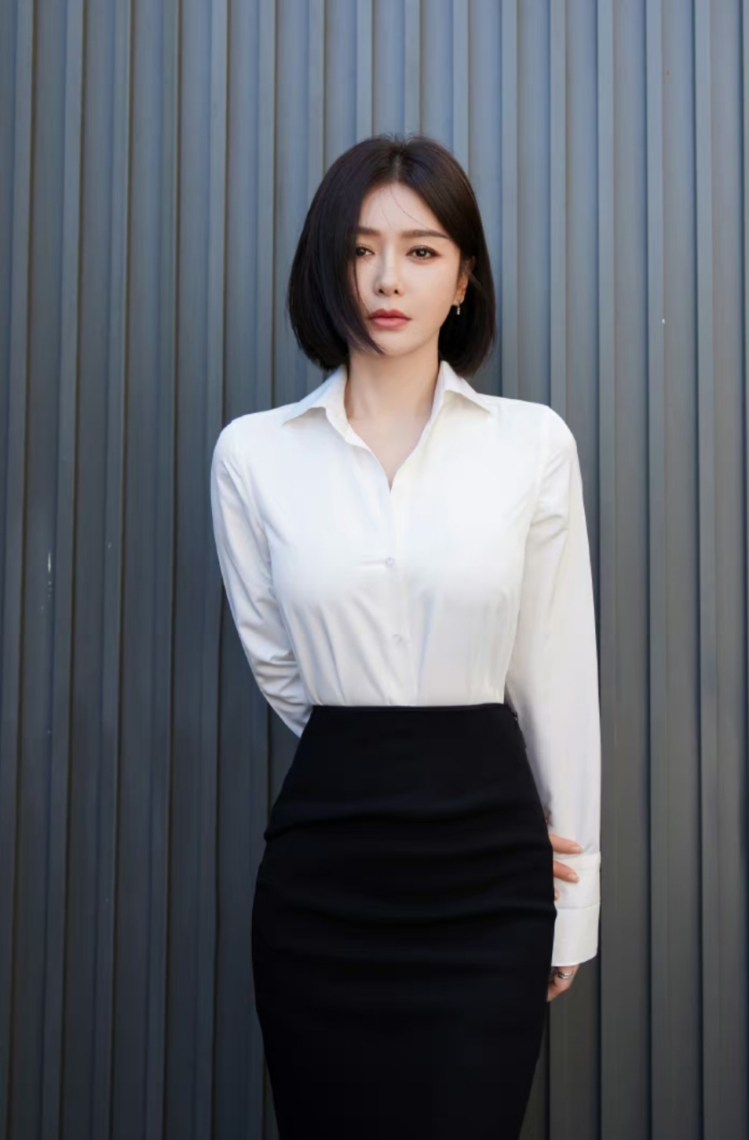 秦岚去领奖打扮得太正式了,白衬衫黑裙子气场十足,看起来特别稳重.