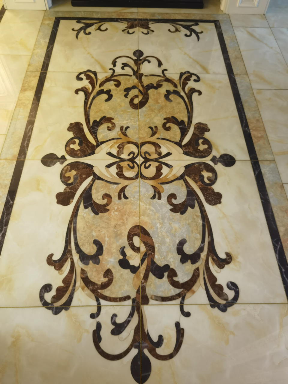 入户玄关使用的是欧式地砖拼花,线条顺畅,加工复杂,精细.