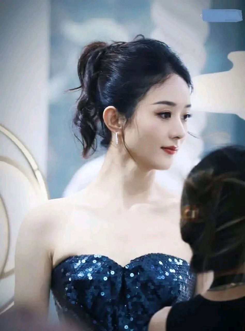 赵丽颖参加沈阳浪琴线下活动,身穿宝蓝色抹胸珠光礼服,端庄大气,走起