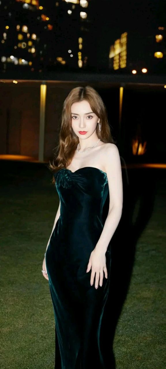 明星美图秀# 杨颖一身绿色丝绒晚礼服裙,灵动自然,显得干净利落,鞠栽