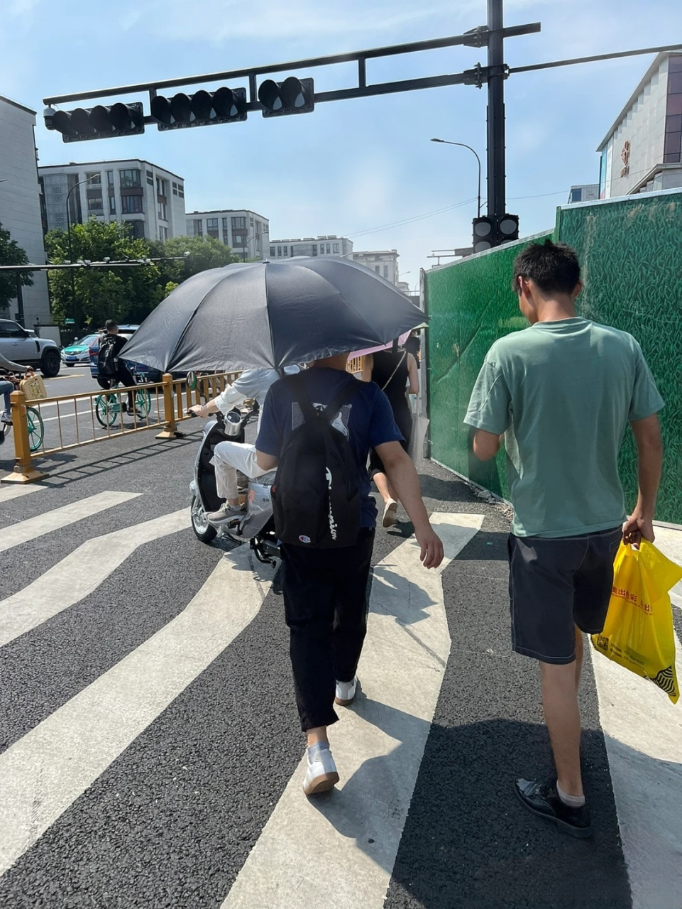 男生大夏天打伞娘吗# 有一说一,夏天太阳这么大很毒