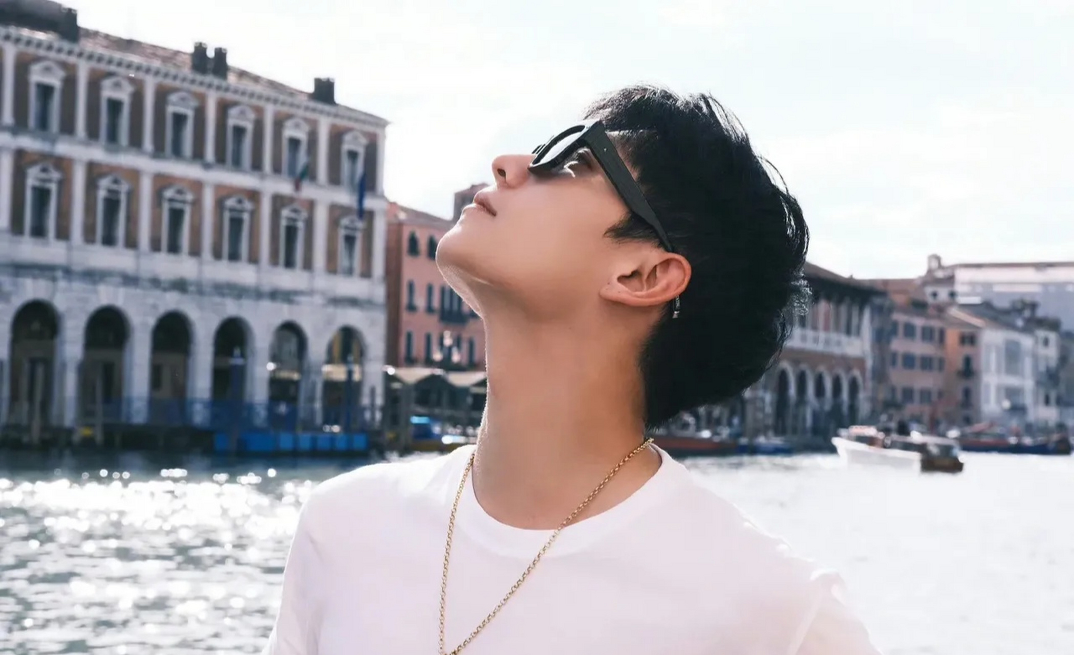 侧颜杀帅哥杨洋又上线了.  无论是正面还是侧面,360度无死角.