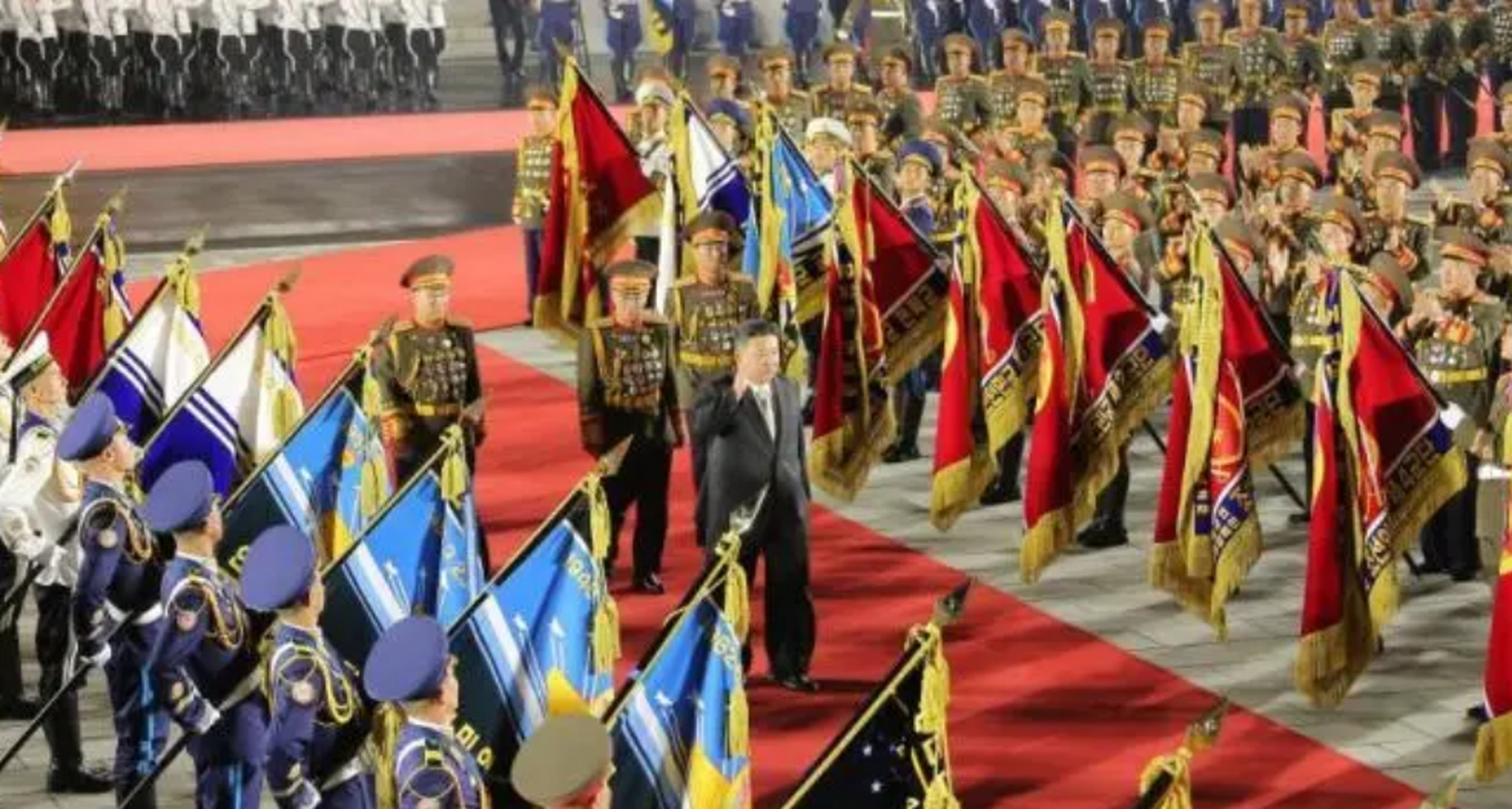 朝鲜727深夜大阅兵最亮眼的是老兵方阵,烈士方阵和烈士遗孤方阵!