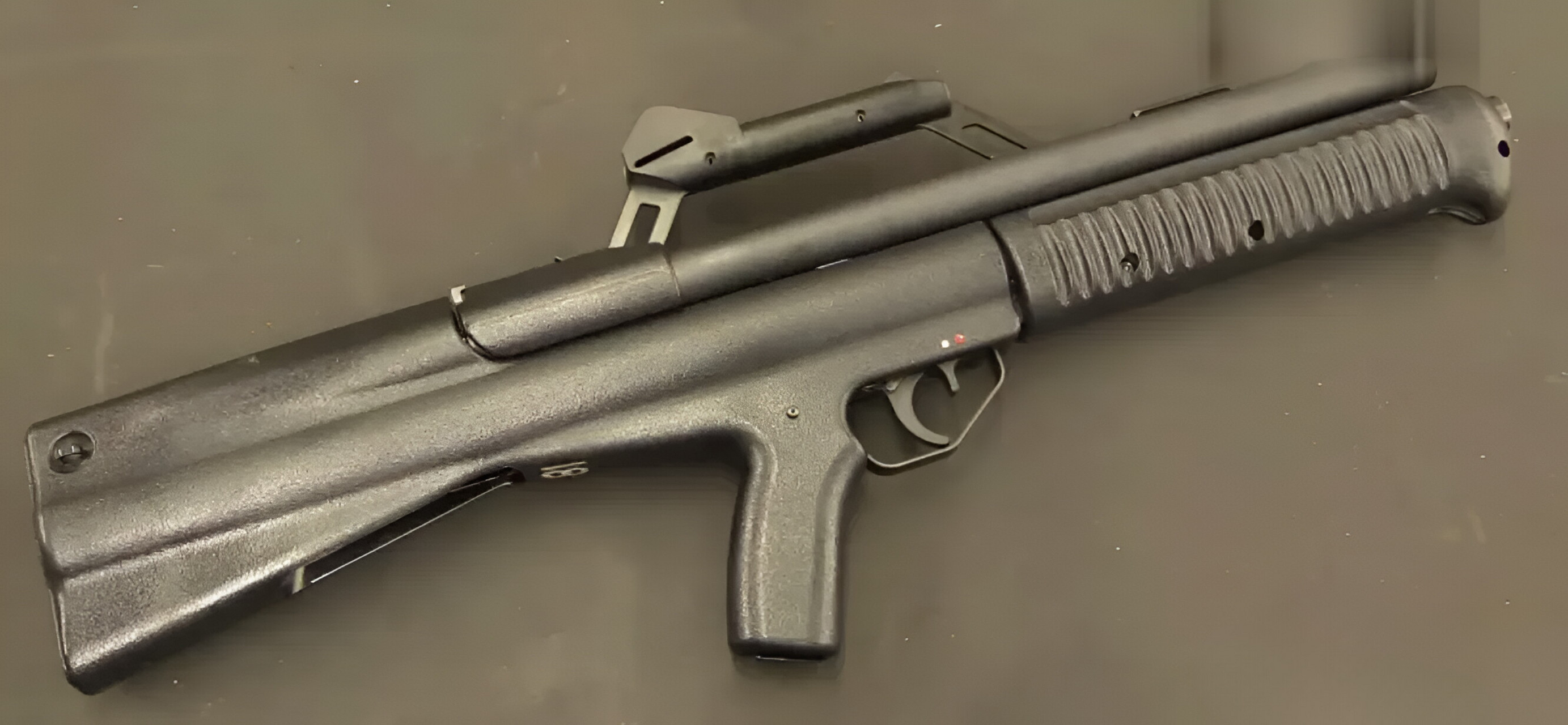 ns2000战斗霰弹枪是一支由南非特维洛军械生产有限公司在2000年设计和