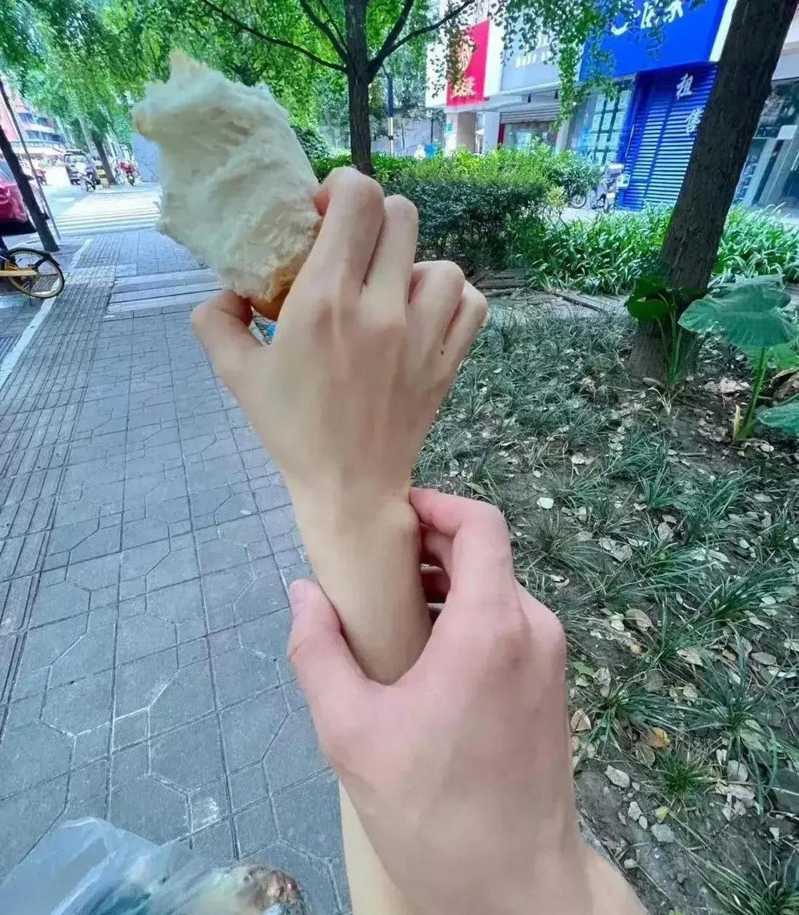 女儿的手瘦成这样了.该怎么办