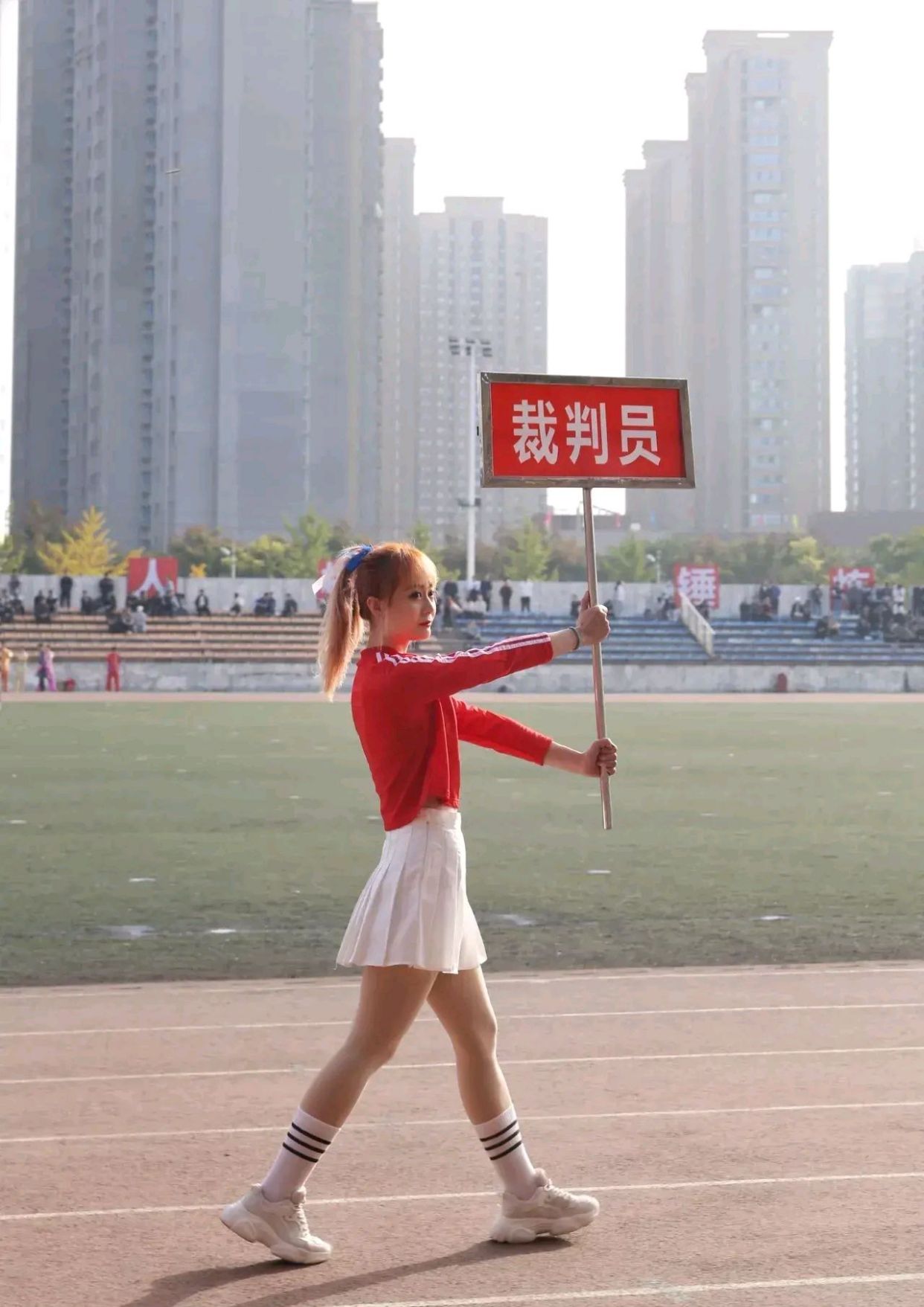 长安大学举行校运动会,举牌小姐姐青春靓丽