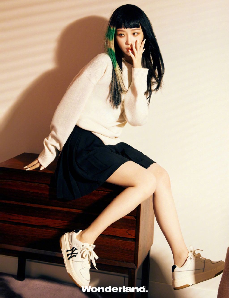 组图：虞书欣绿色爱心挑染造型拍大片美式甜酷穿搭演绎鬼马少女