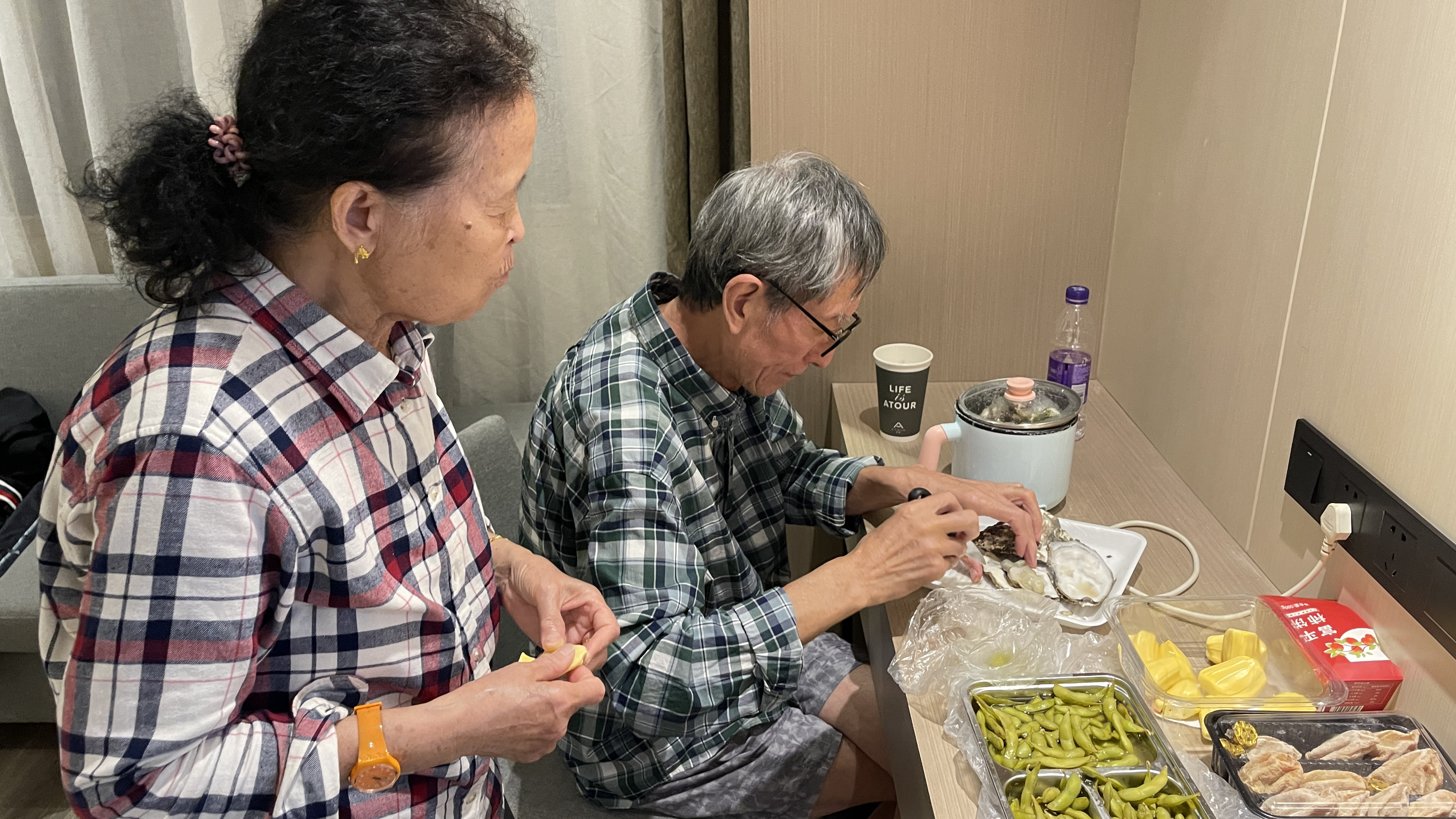 到武汉的第一餐是在酒店房间自己煮的,柿饼子香糯好吃