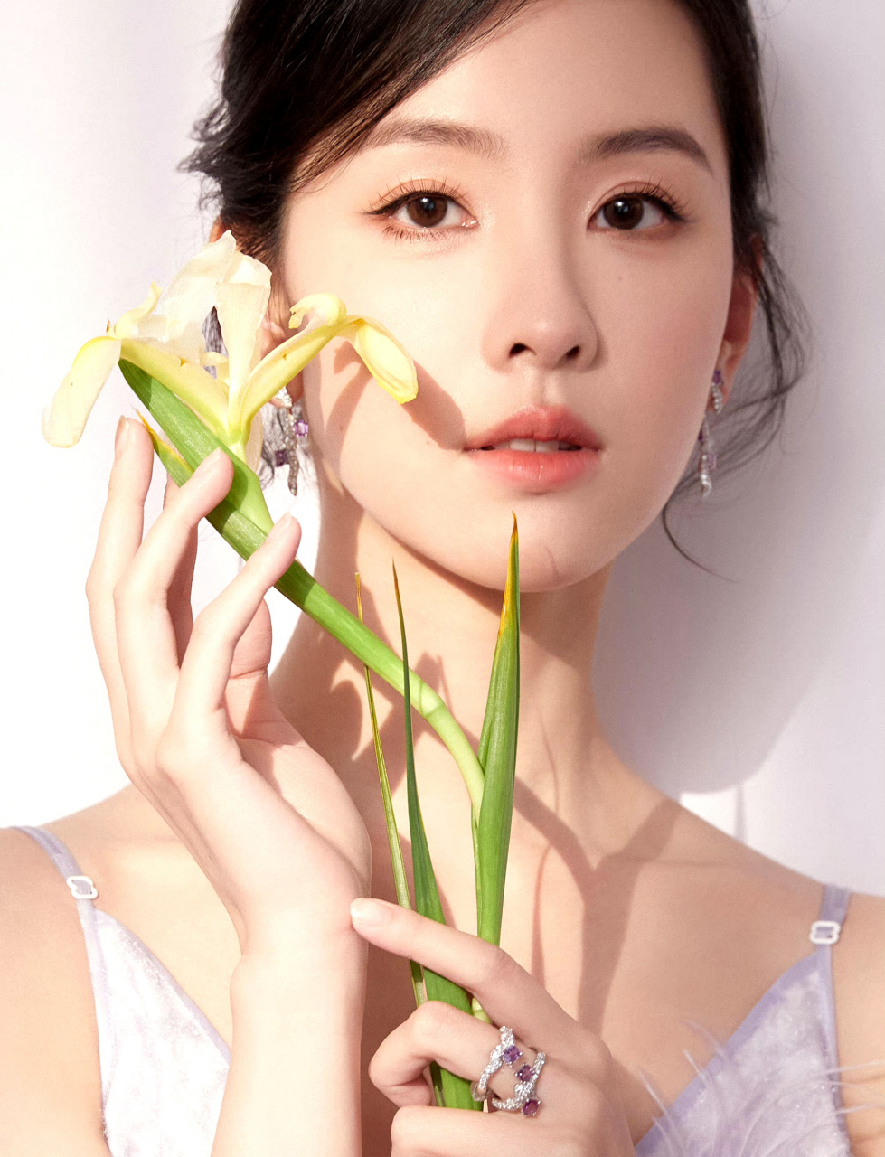 陈都灵这组照片好美,仿佛又看到了那年证件照上的她.