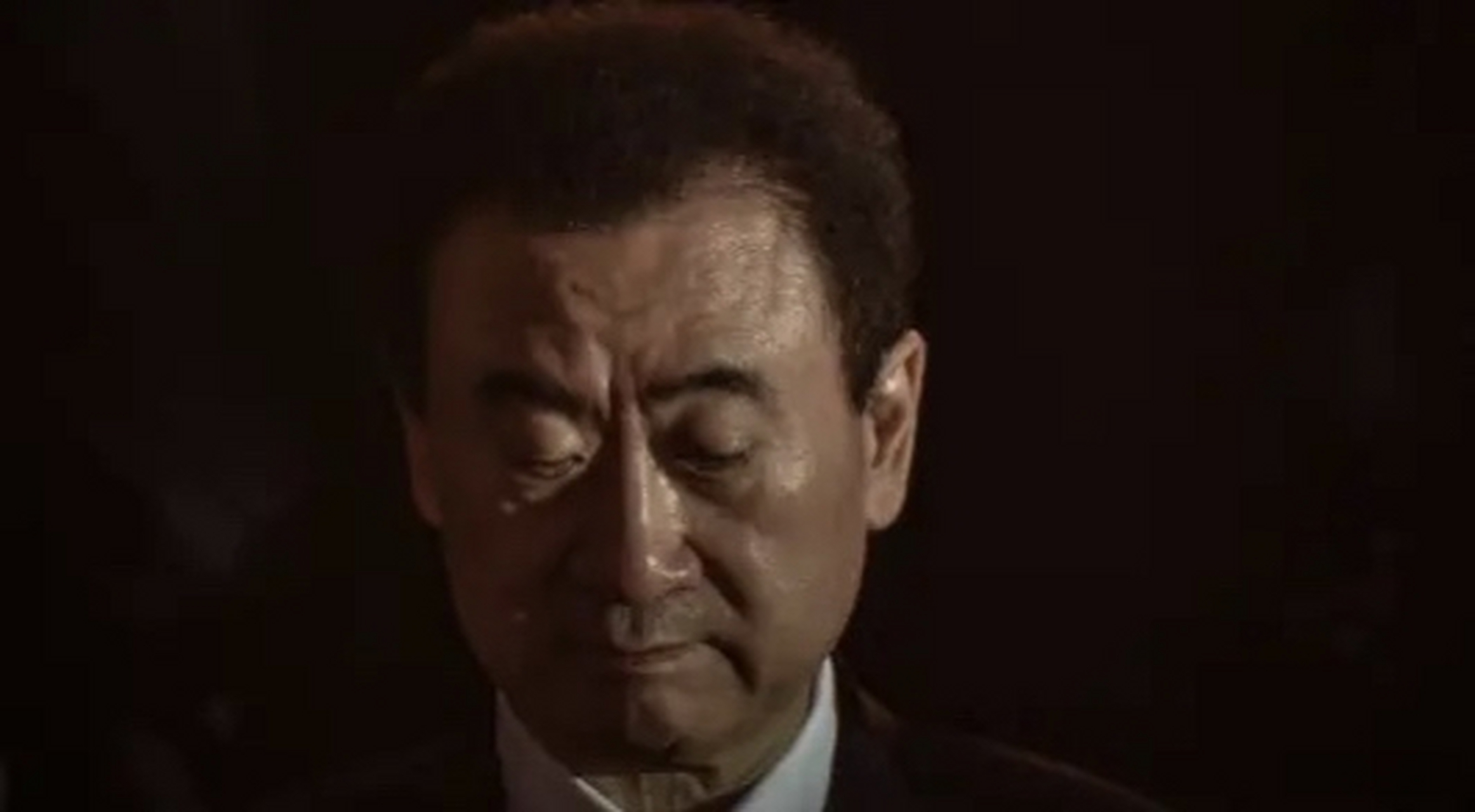 69岁的王健林:暴瘦憔悴,拆东墙补西墙,把能卖的都卖了,还是不够,疯狂