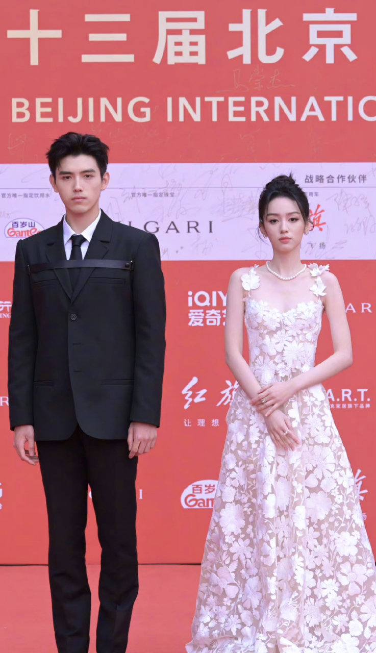 陈飞宇周也这两个cp闹矛盾了吗,绷着个脸 #赵飞宇周也不开森