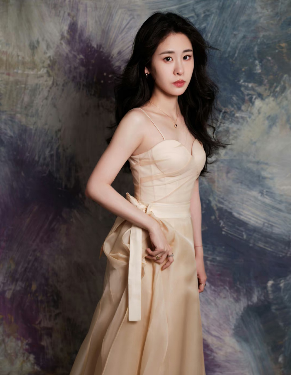 张碧晨# 香肩玉背,美腿玉足,性感迷人