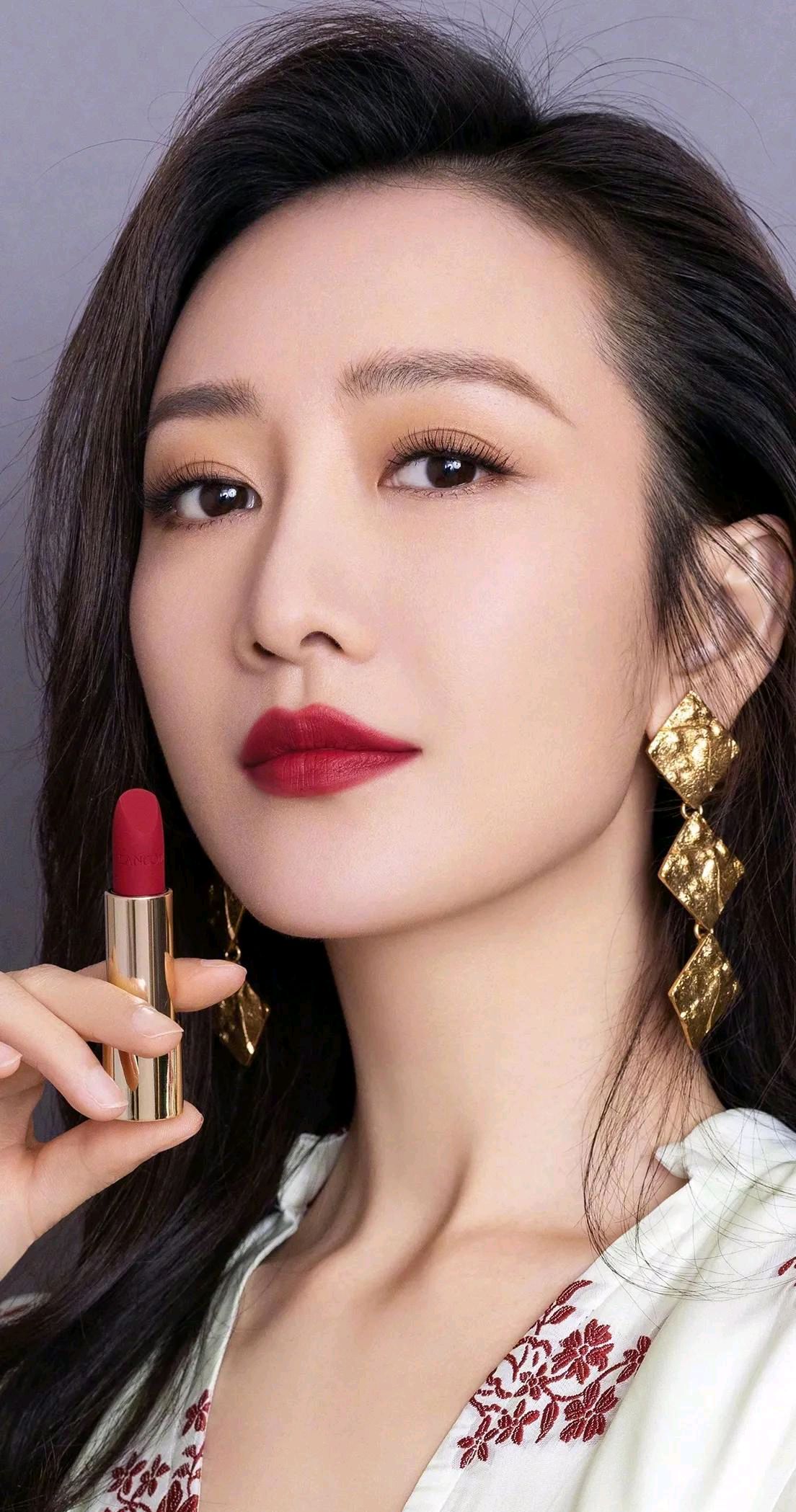 王鸥五官端正气质佳,冰肌玉肤,苗条妩媚