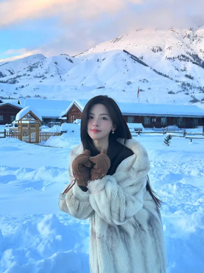 杨超越冬日雪地美照嘟嘴卖萌花式比心元气满满冬日雪景中的小仙女