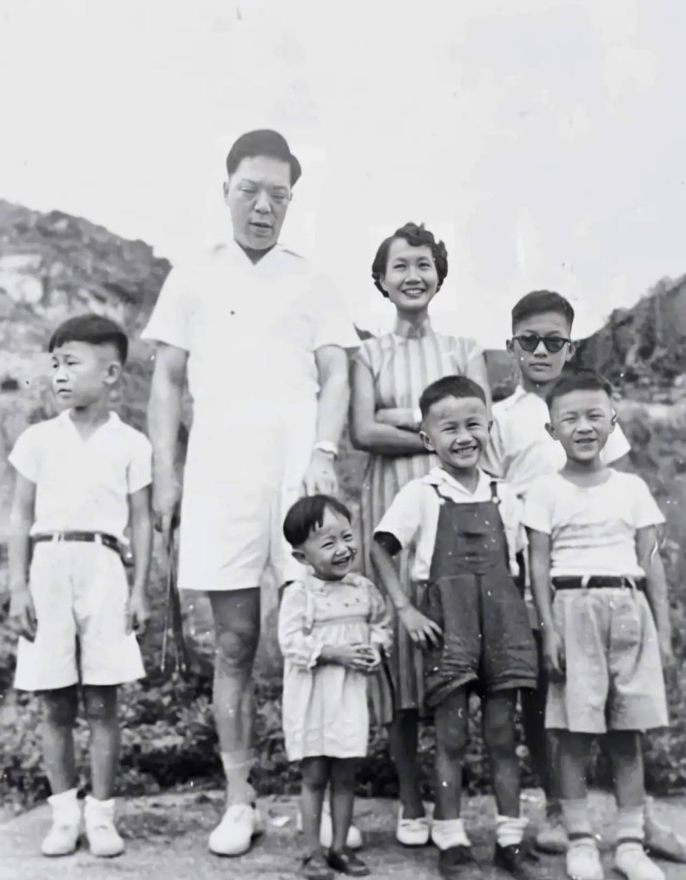 这是香港许氏四兄弟文武英杰和家人一起拍摄的全家福:许冠文,许冠武