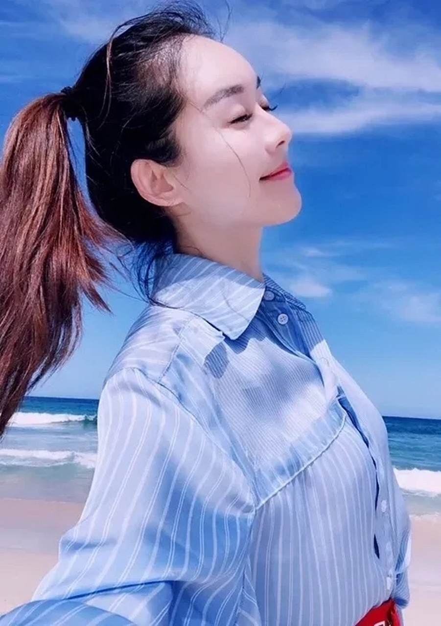 央视体育新生代主持人李蕊,身高170cm,1984年7月17日生于山东青岛