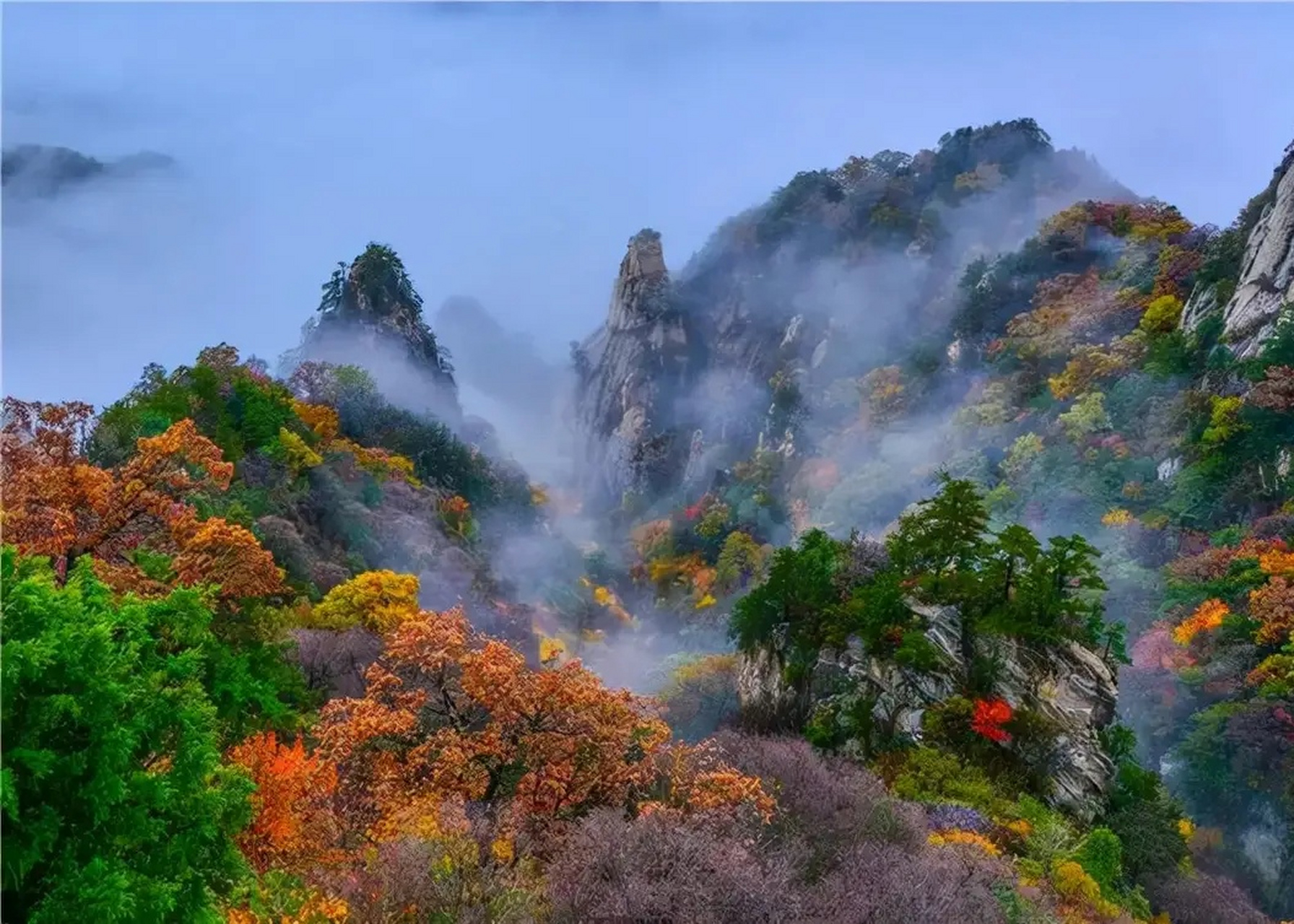 金秋图文动态创作节#深秋初冬时分,河南嵩县的木札岭景区内,群峰派舷