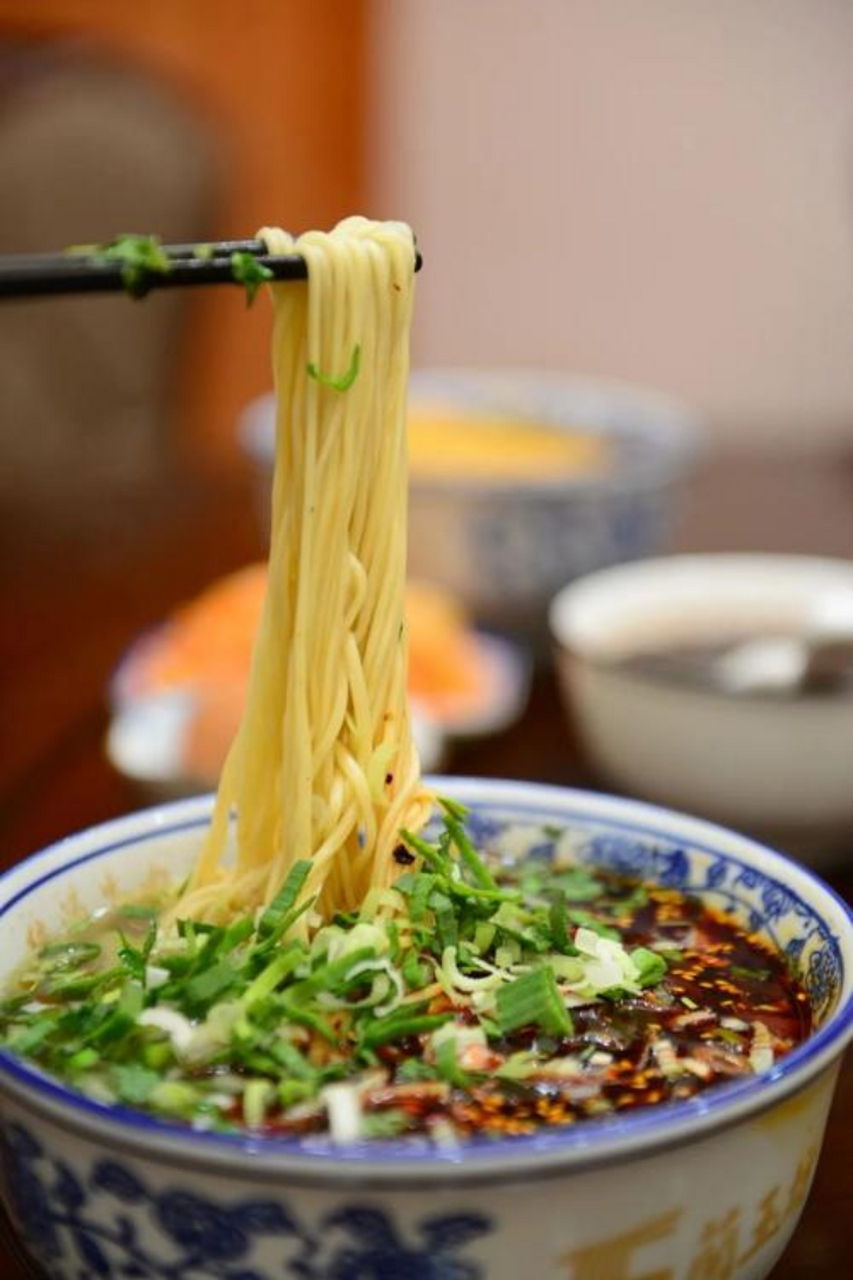 当她想再加点面时,老板却告诉她,如果还想吃,就得付五碗面的钱.