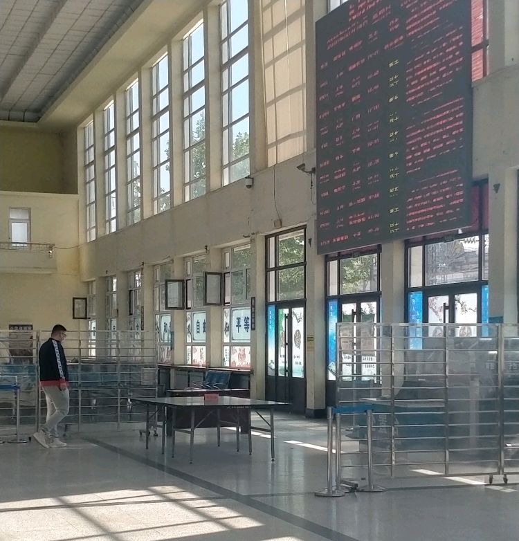 百年老站——辽南小城瓦房店站,焕发生机,依然为百姓出行服务着