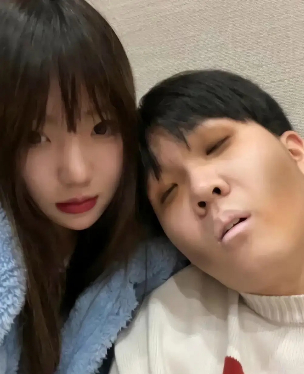 黑眼圈像丧尸.  病得不轻啊!  也不知道为什么,一点精气神都没有了.
