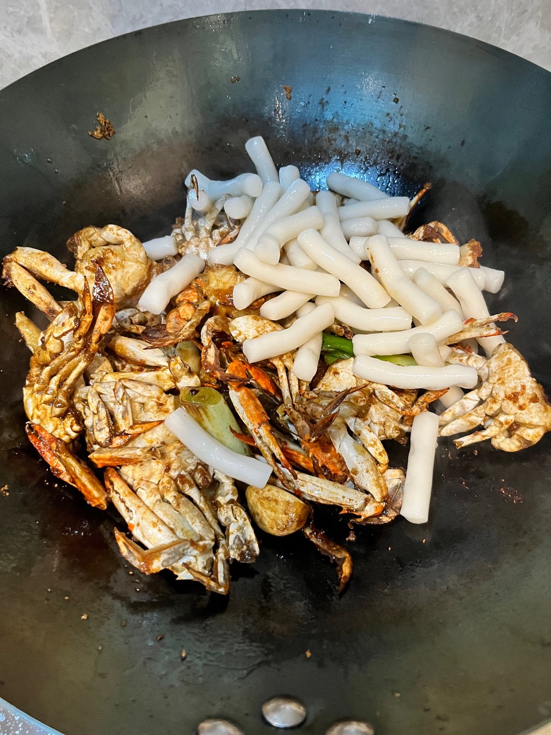 想念螃蟹炒年糕了.今天就买了几只梭子蟹,买了一点年糕炒一炒.