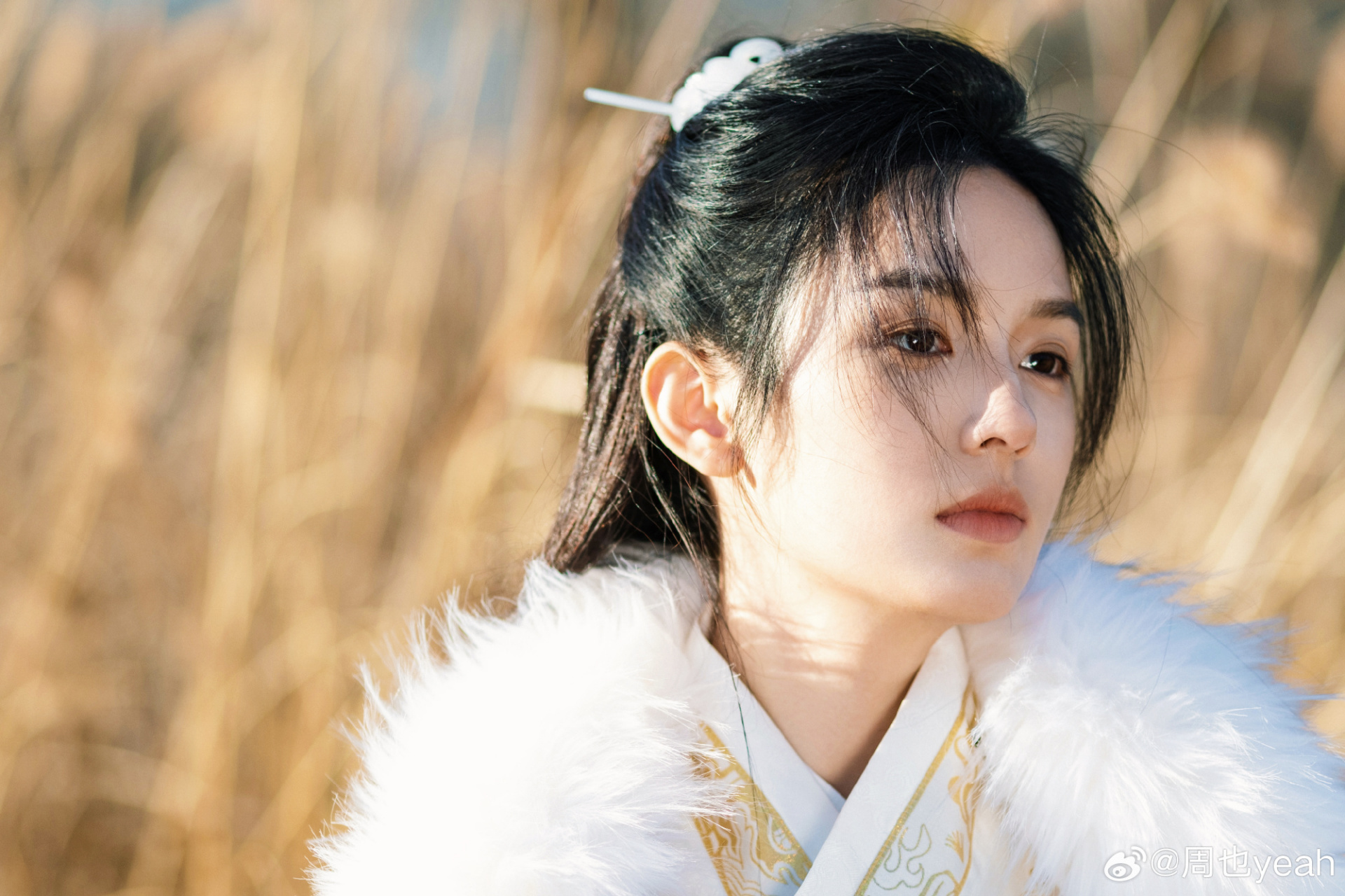 周也贵公子造型# 周也古装男子造型英气十足,俊俏又明丽,眼神里带着