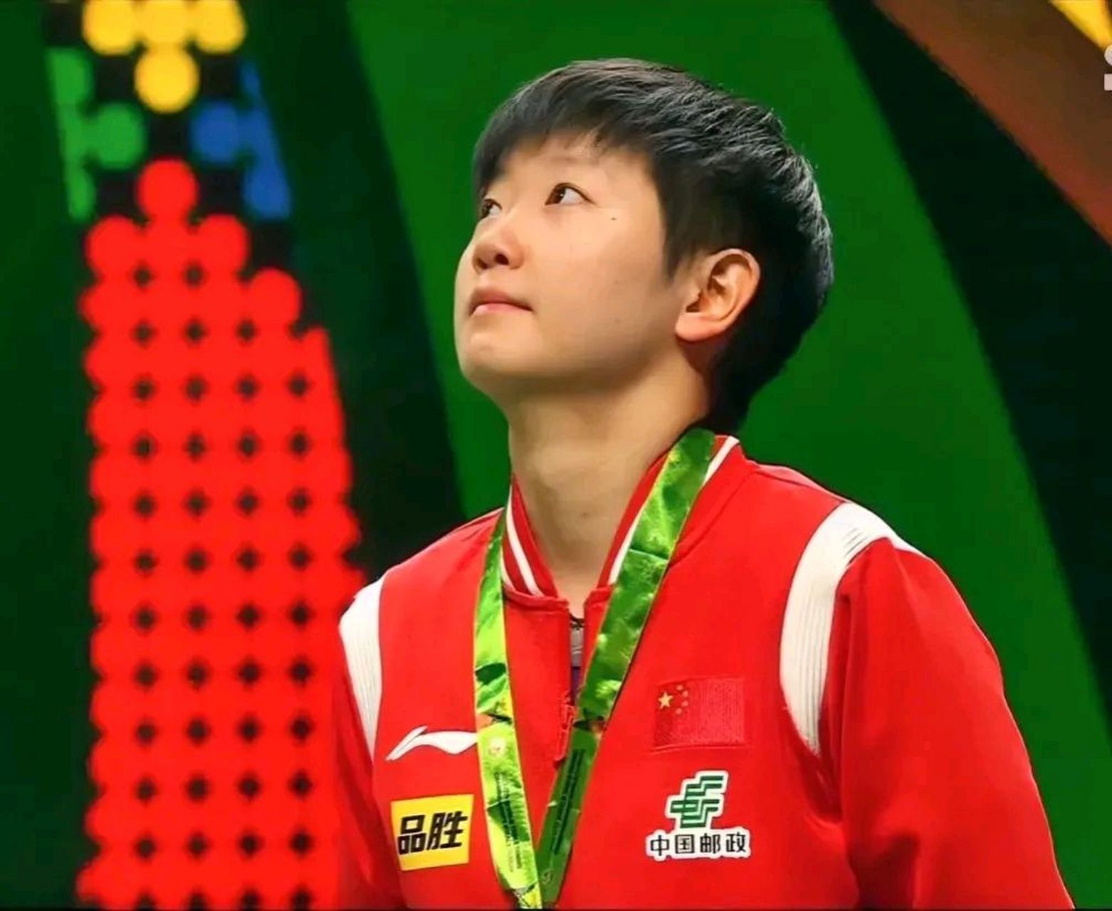 重温了孙颖莎德班世乒赛单打冠军时的颁奖时刻,莎莎