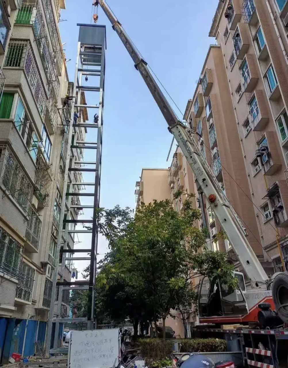 我家住六楼,步梯房,每天爬楼很累,很羡慕住电梯房的朋友.