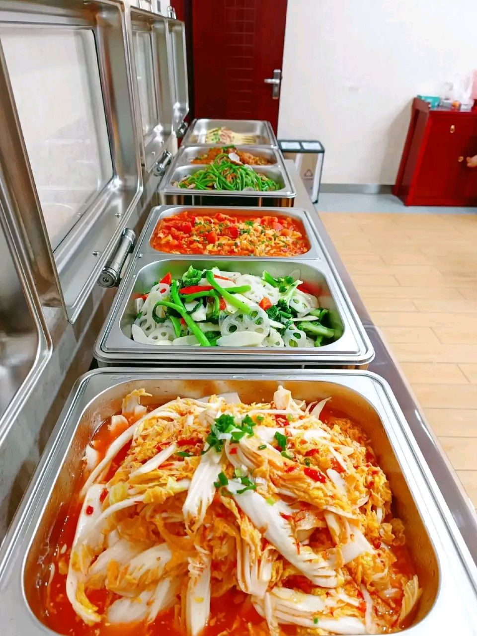 的员工餐,我在厂里做财务总监月工资9200块钱,唯一不满意厂里的伙食差