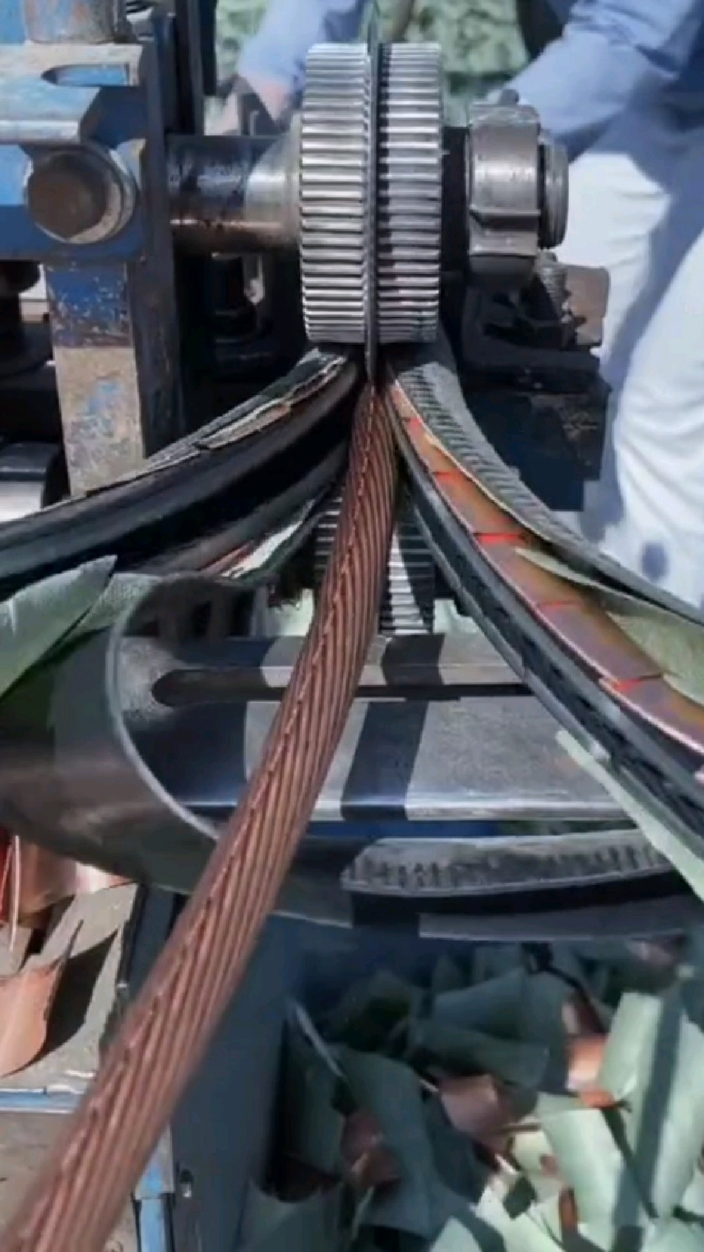 老板娘亲临试这台剥电缆皮机器