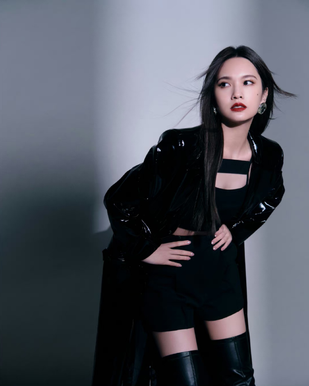 杨丞琳# 一袭黑色酷辣的穿搭,高贵优雅的气质,婀娜多姿的身材,直白