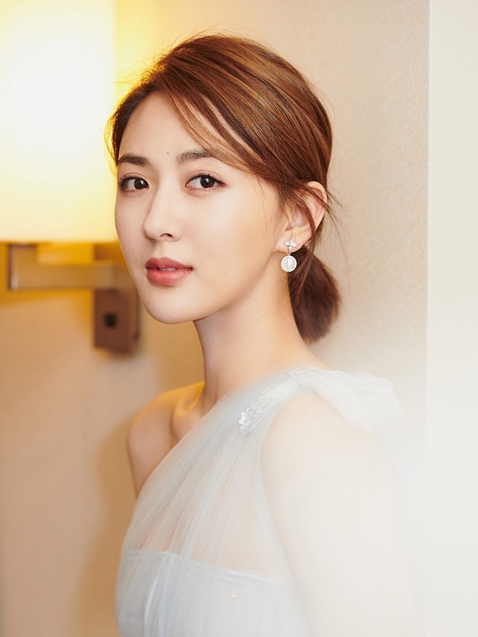 徐小飒的演技很精湛,外在条件很出色,很容易让大家记住,而并是很多女