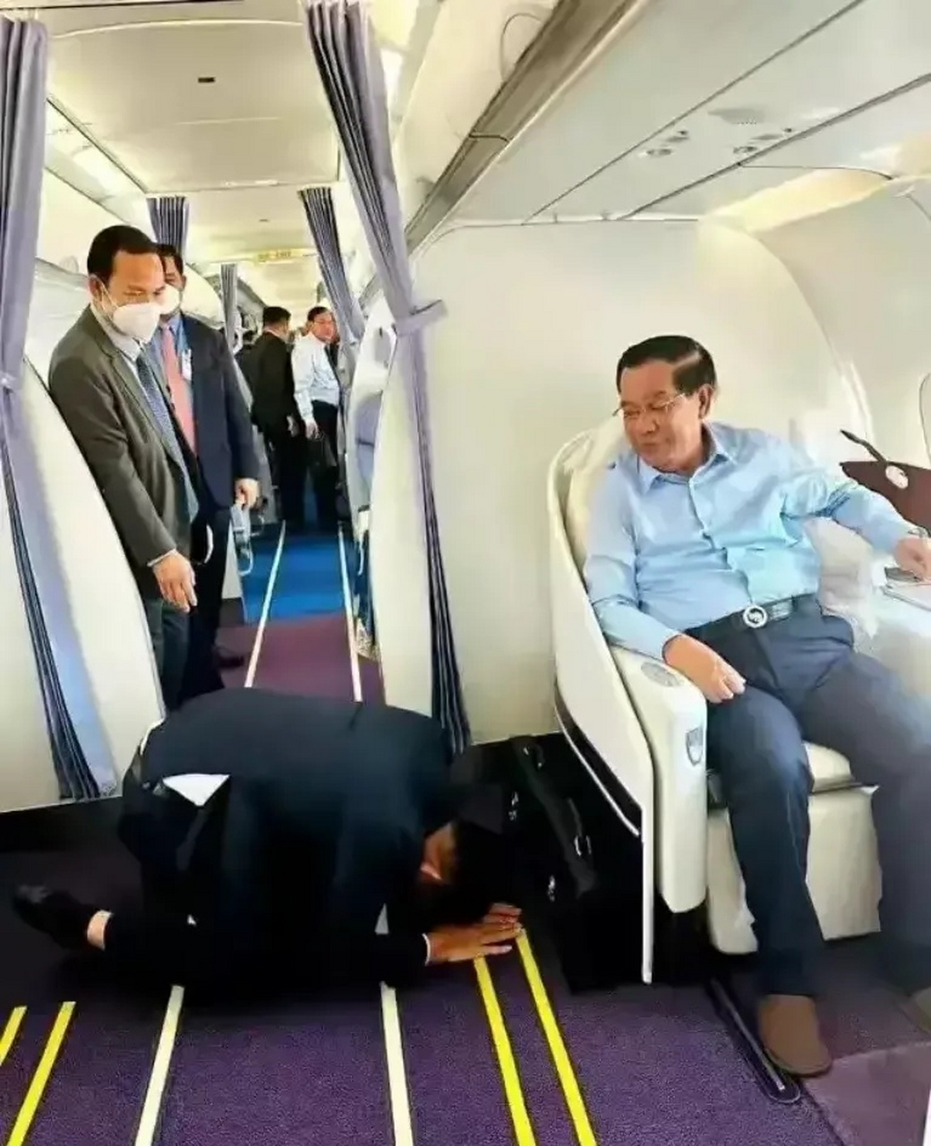 下官叩见相国大人 爱卿平身吧! 谢大人!