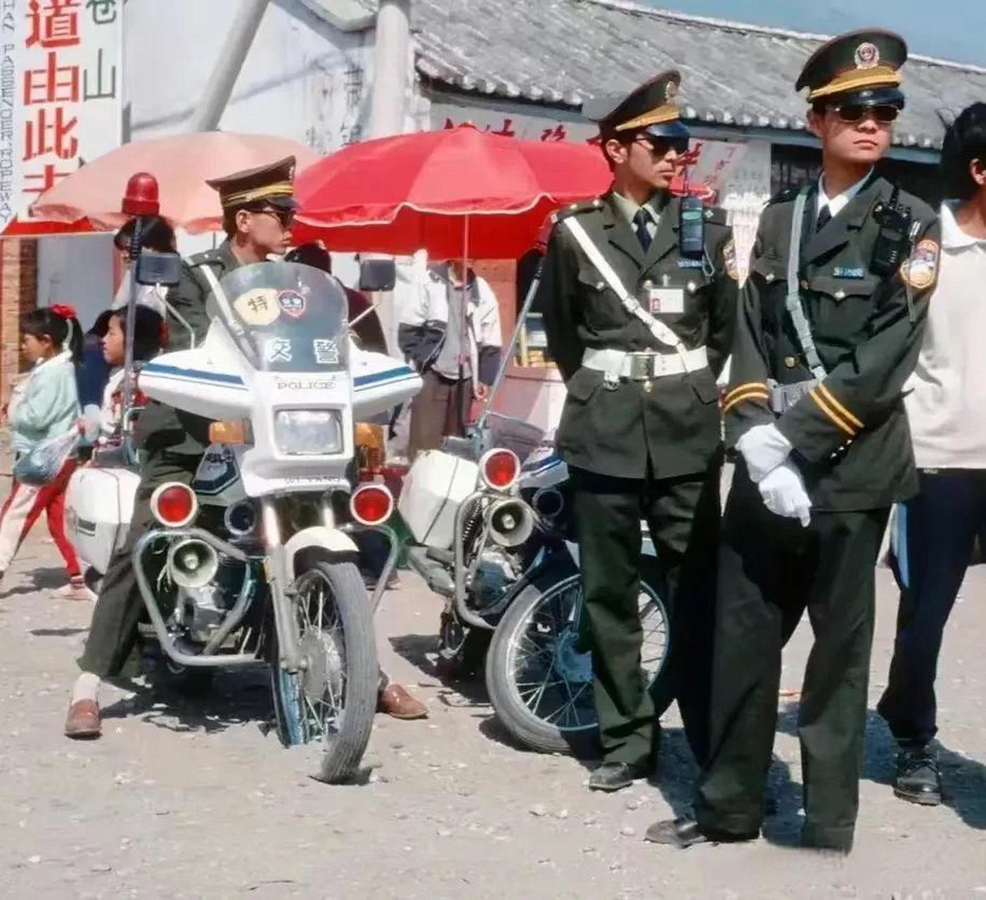 90年代,在街头执勤的交警.  那个年代的警察制服好像和军装有点相似.