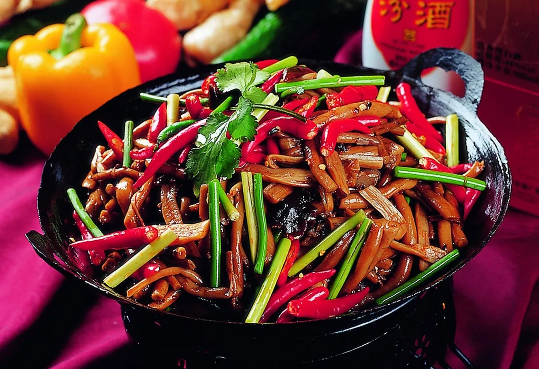 导语:干锅茶树菇是一道美味而经济实惠的家常菜品.