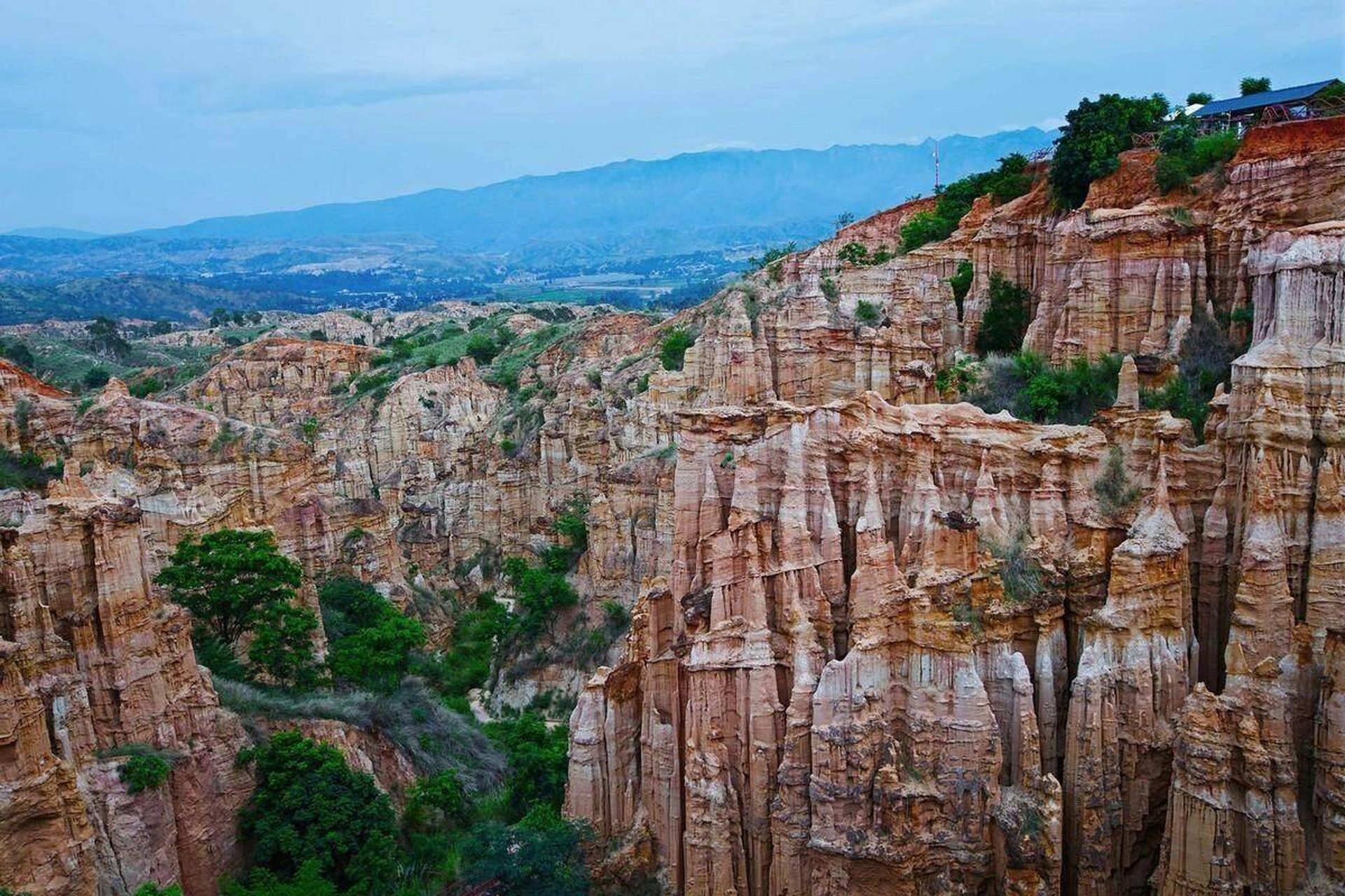 云南元谋土林  元谋土林,位于云南楚雄州元谋县物茂乡,与陆良彩色沙林