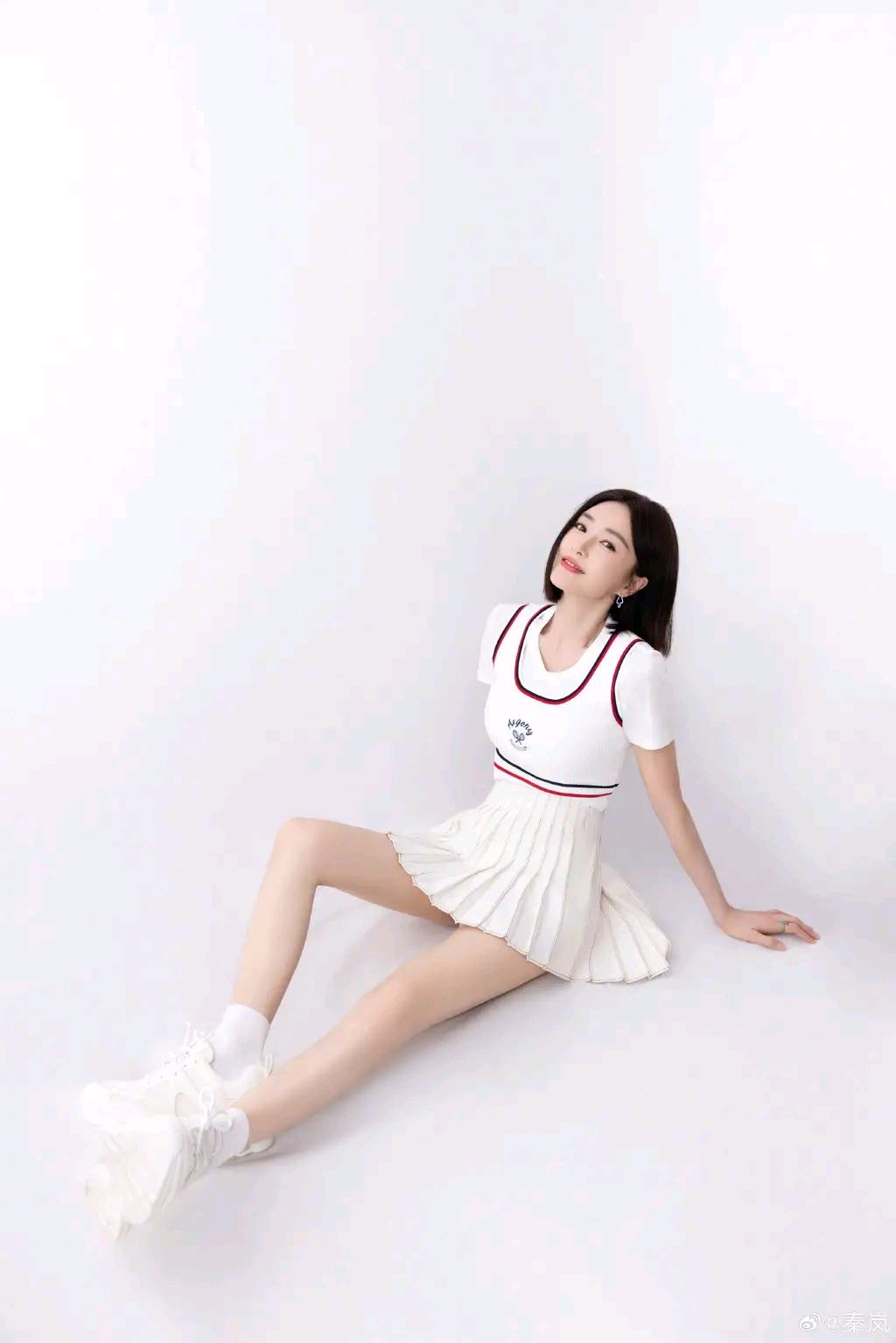 秦岚晒美照庆祝44岁生日,穿超短裙秀细白美腿,年轻貌美似少女