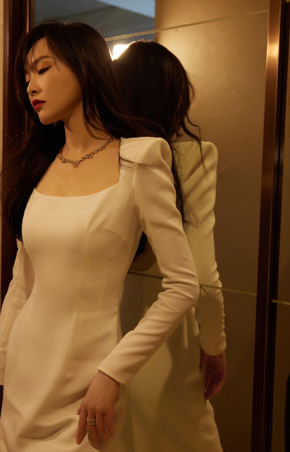 组图：唐嫣镜像写真优雅大气 着包臀连衣裙长发拂面红唇吸睛第2张图片