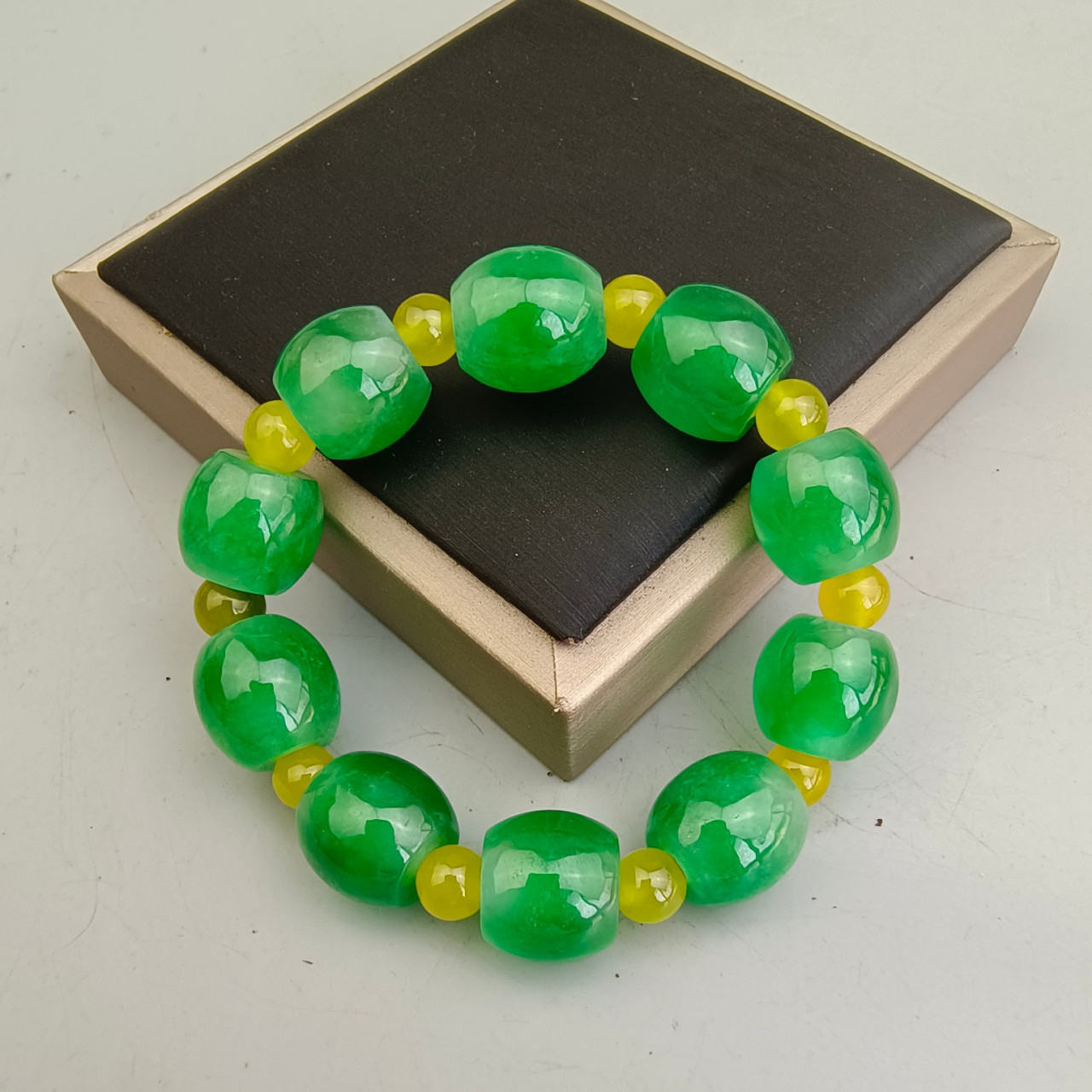 古玉老玉古董收藏的古代缅甸冰种浅绿色老翡翠路路通手链手串