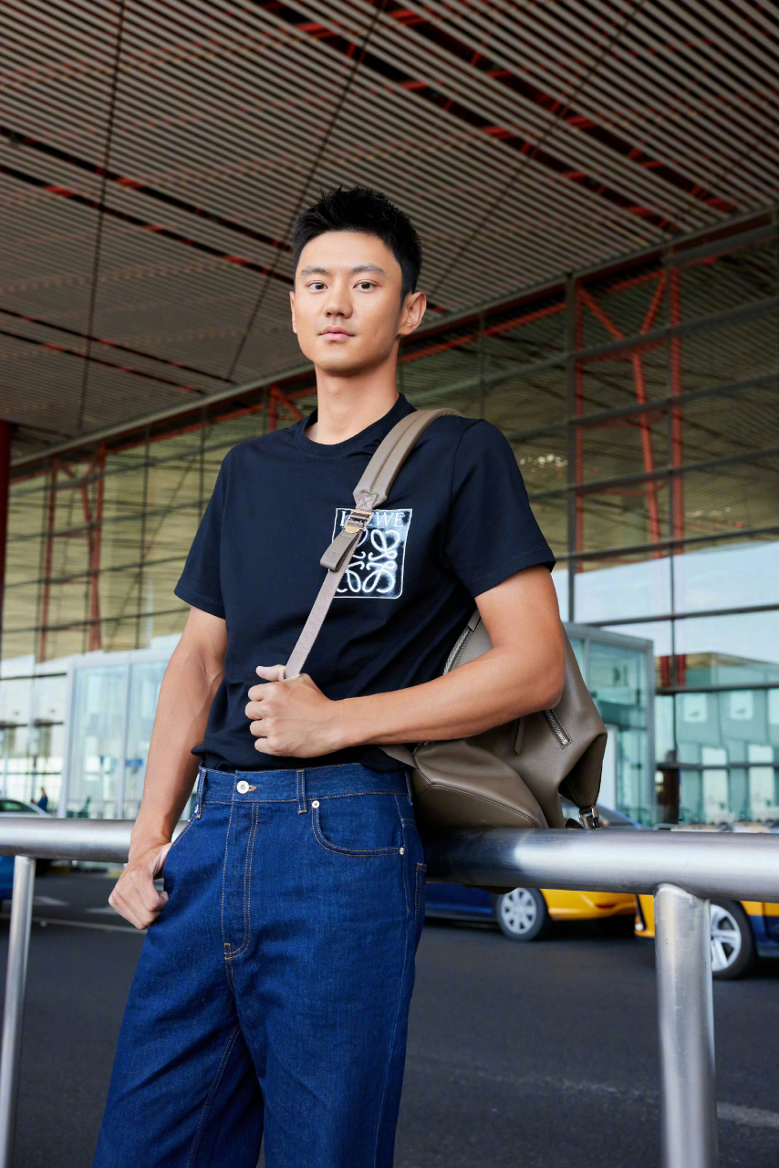 胡一天和唐晓天,宁泽涛启程巴黎男装周,将出席loewe 2024春夏男装系列