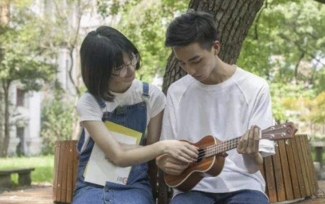 大学生毕业后遗憾榜单发布,没谈恋爱仅排第8,榜首引起共鸣