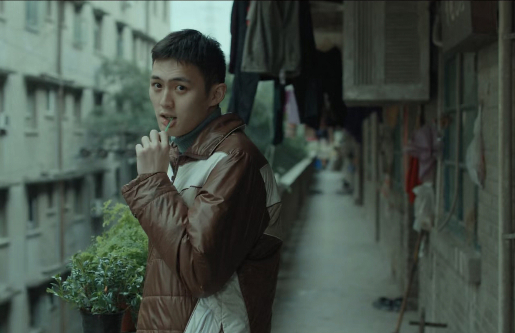 魔方大厦动画片第一集讲的就是一个小男孩去到了第一个魔方世界,里面