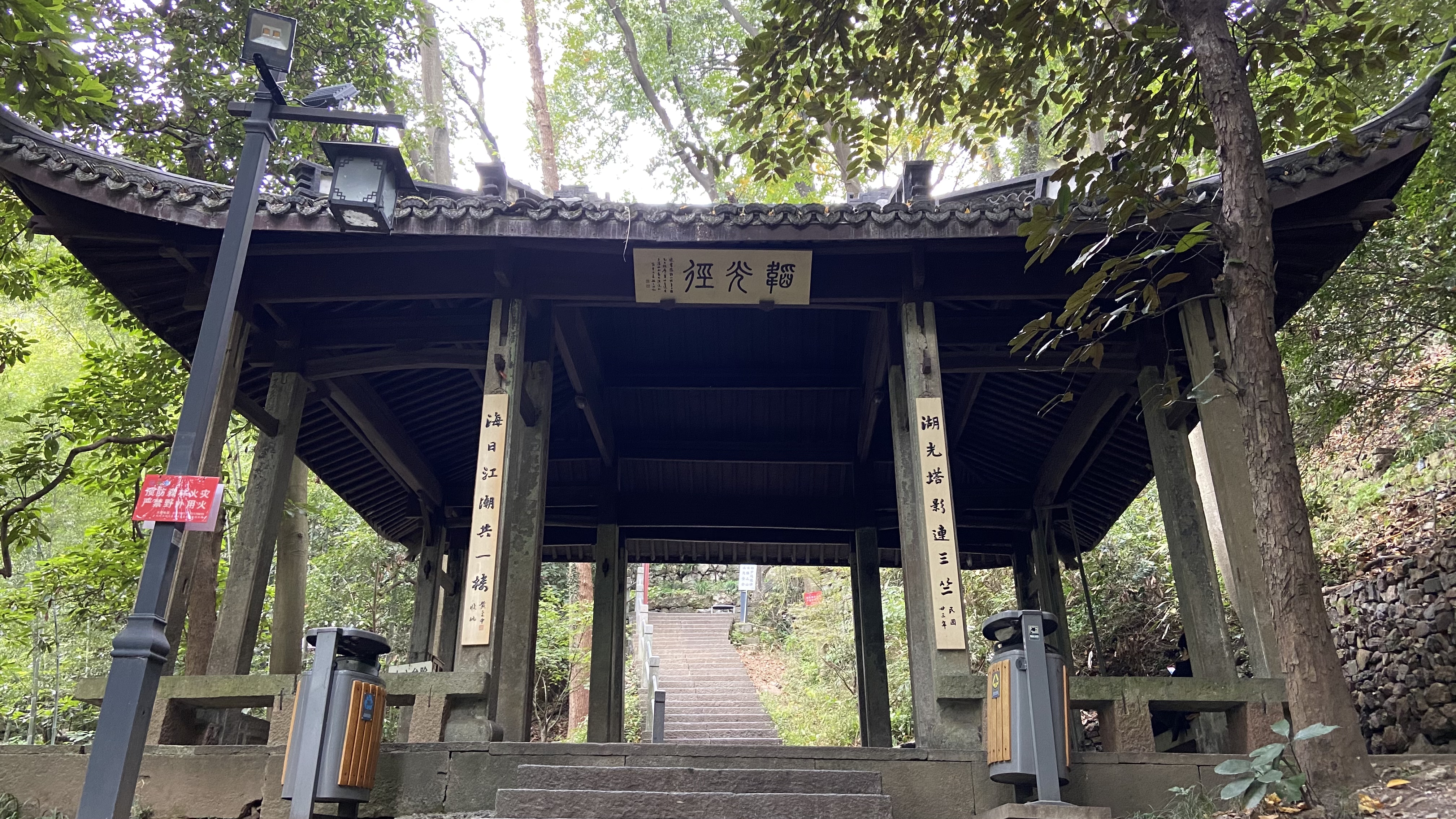 杭州爬山灵隐飞来峰