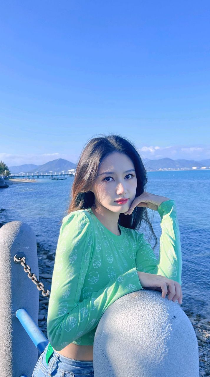 演员张子璇海边写真,大波浪长发及腰,成熟妩媚风情万种.