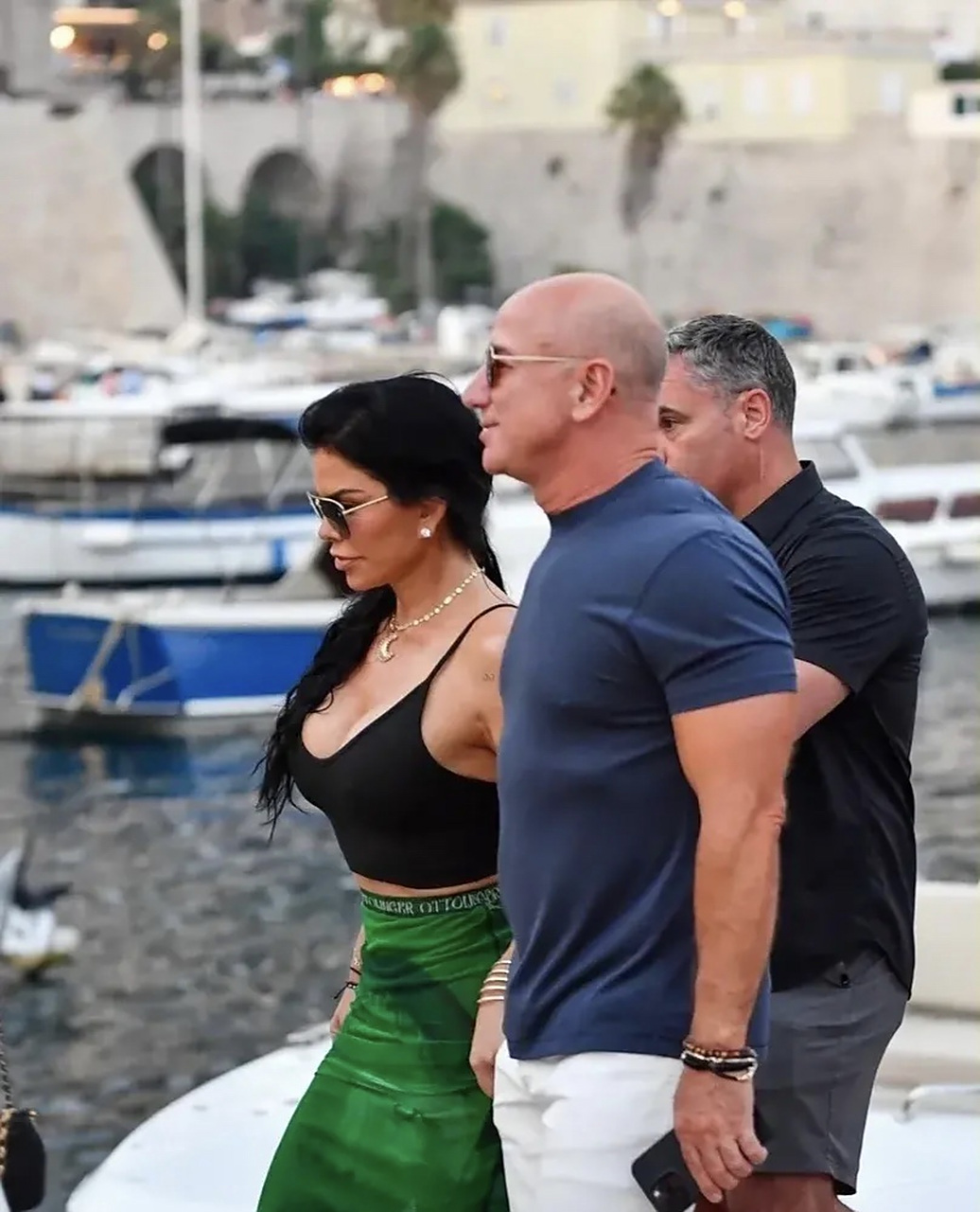 贝索斯带着未婚妻劳伦·桑切斯与凯蒂·佩里和奥兰多·布鲁姆相约游玩