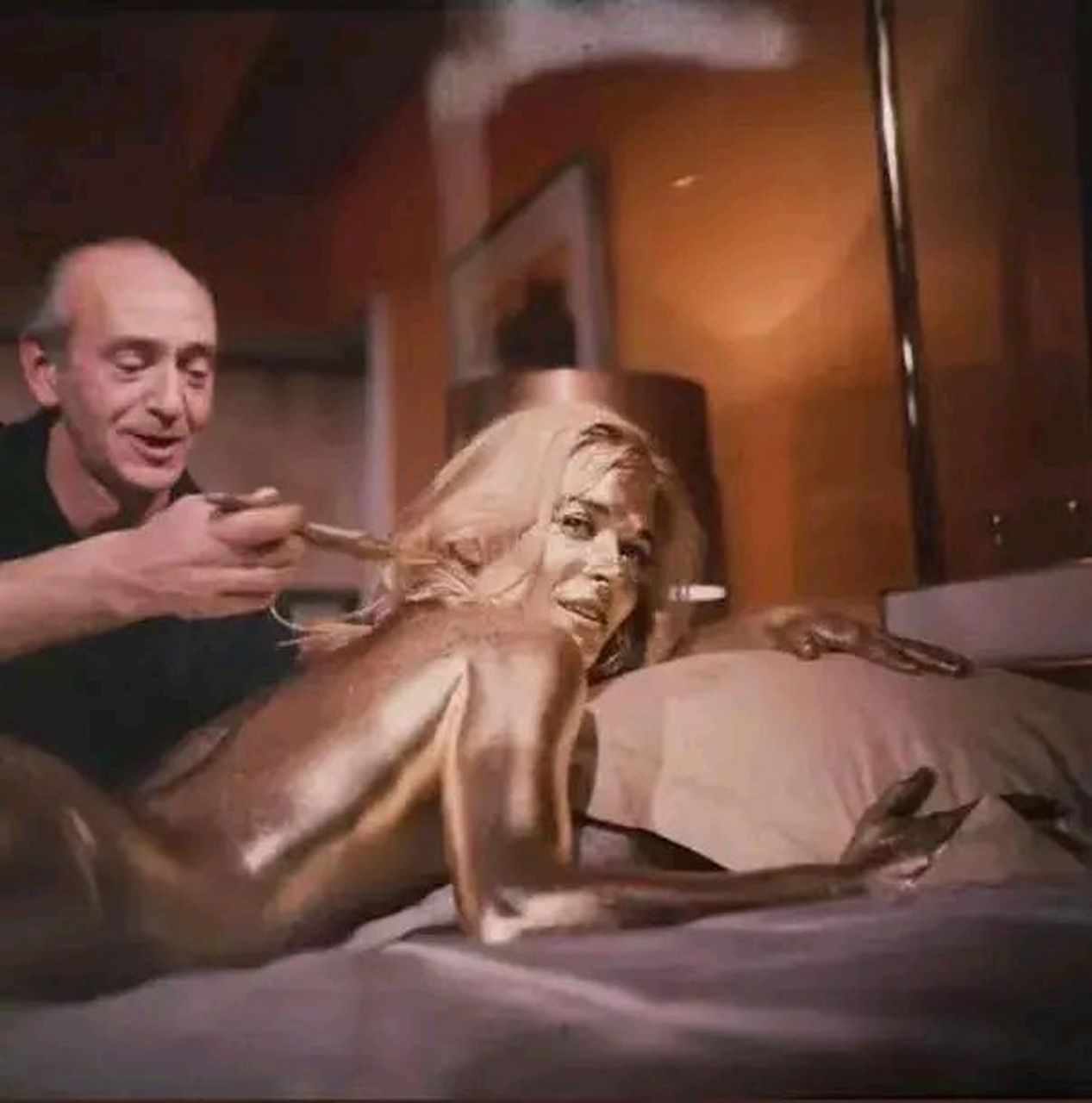 1963年,在拍摄电影《007金手指》期间,影星雪莉·伊顿这位性感女郎