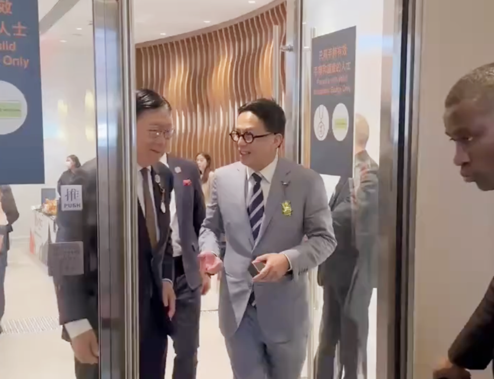 超级富二代李泽楷现身内地!穿价值10多万的西服,曾志伟表哥陪同