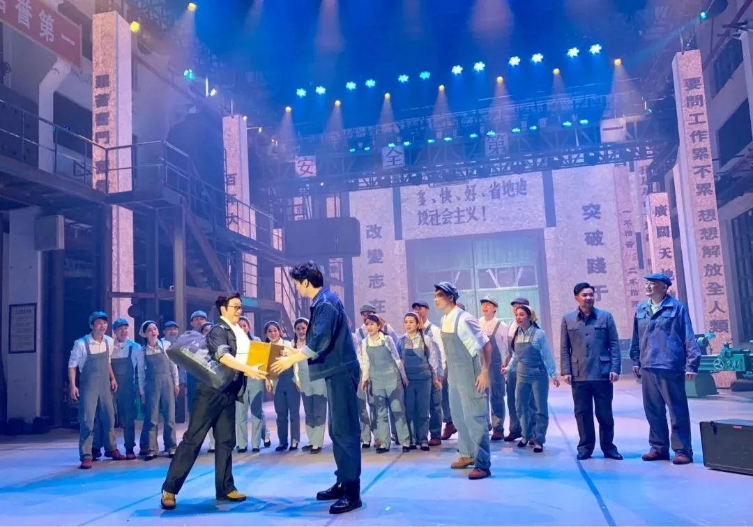 广西首部工业题材音乐剧《致青春》在柳州上演,范晓莉到场观看
