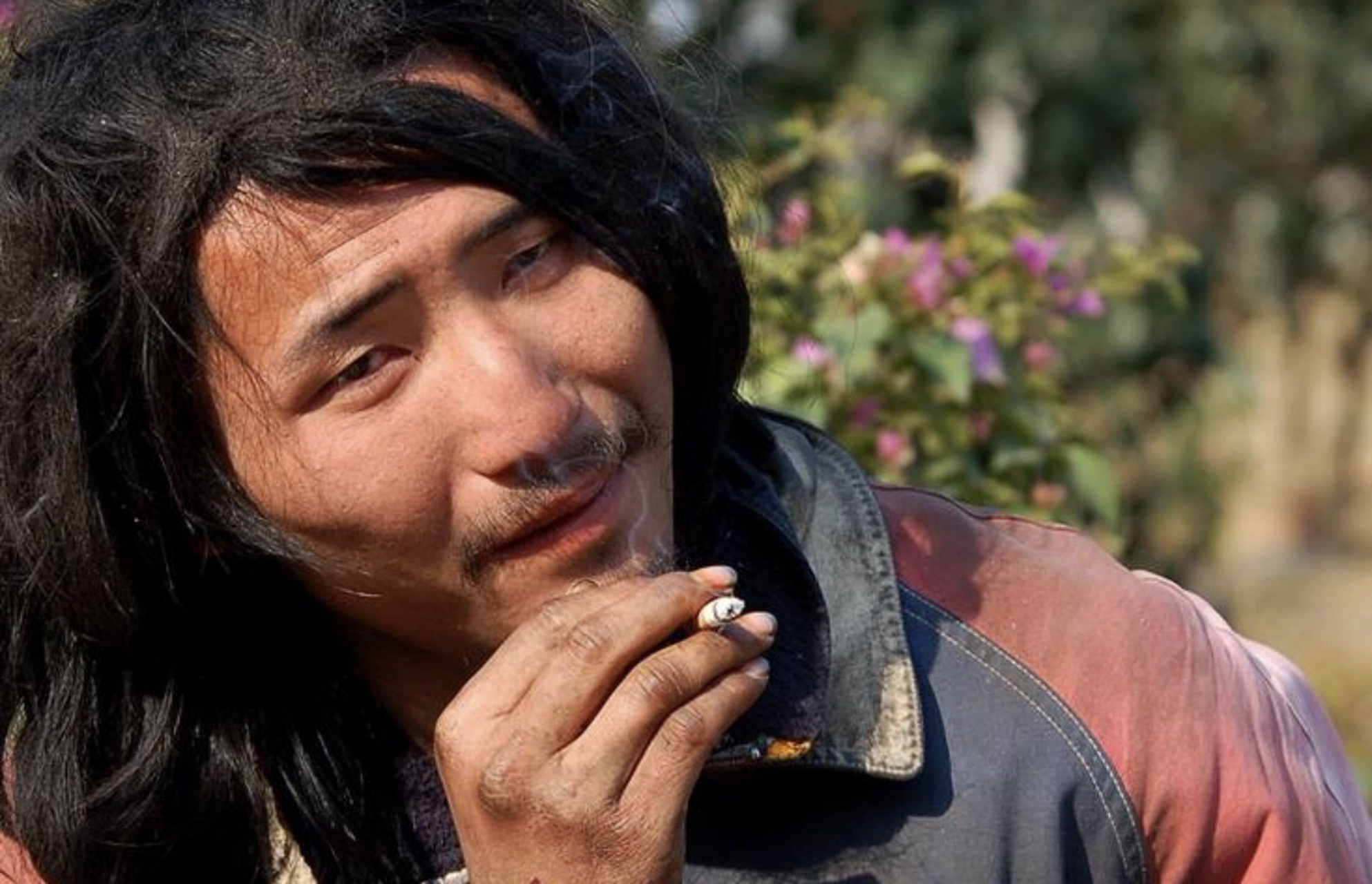 为什么流浪汉不打理,不洗头没有头顶,反而一头乌黑发亮的头发?